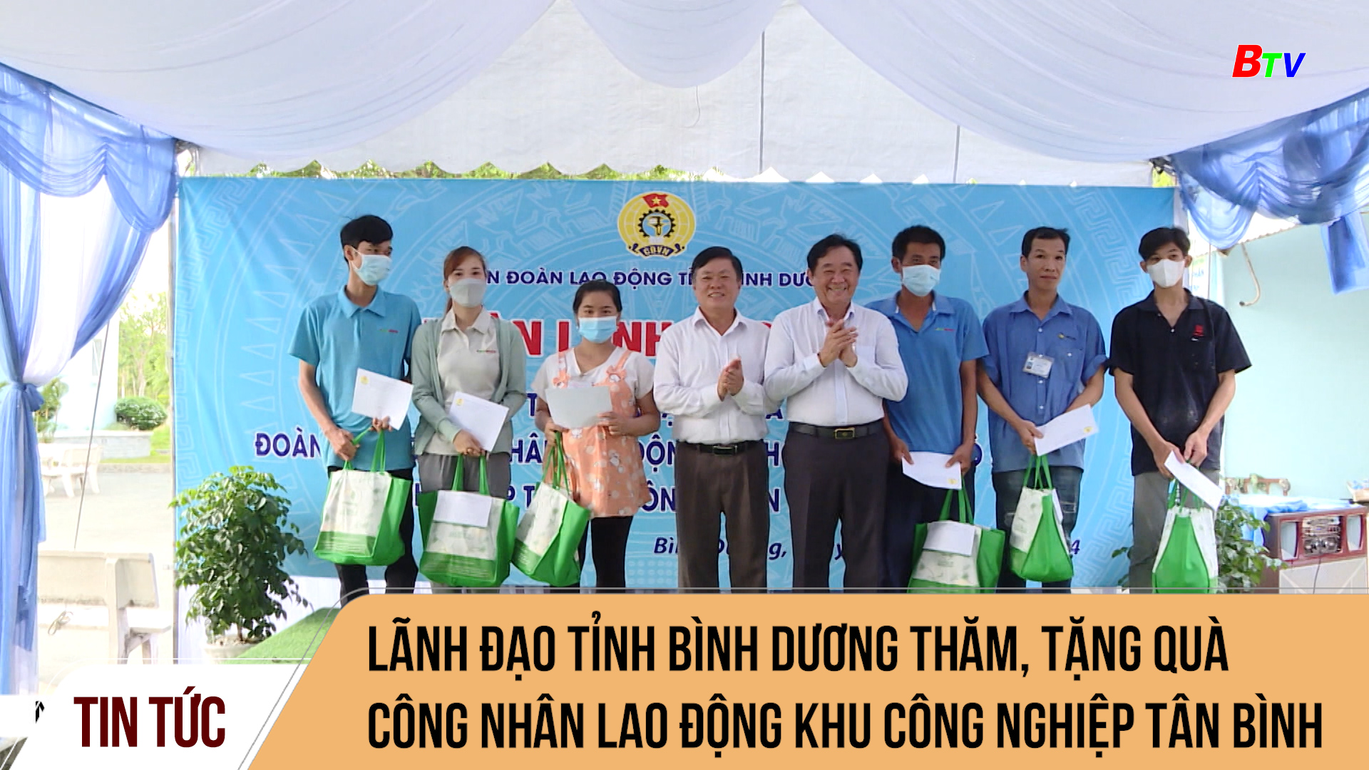 Lãnh đạo tỉnh Bình Dương thăm, tặng quà công nhân lao động khu công nghiệp Tân Bình